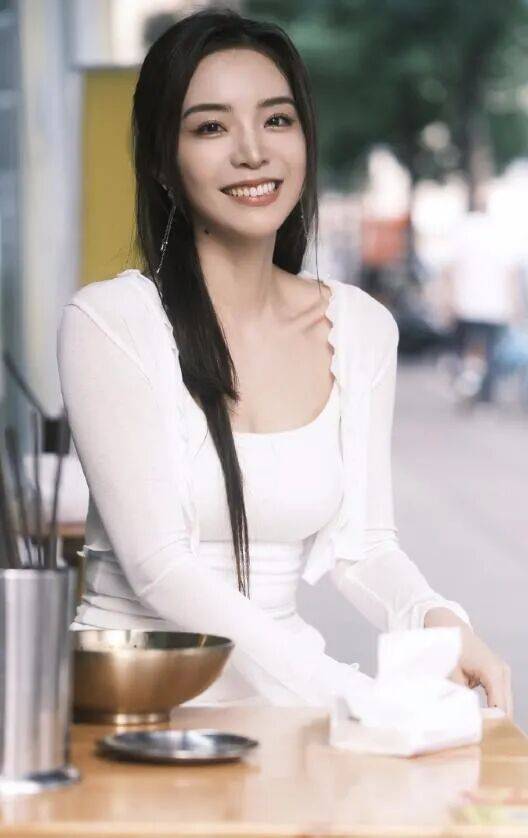 余霜：从LPL到央视的跨界破壁者