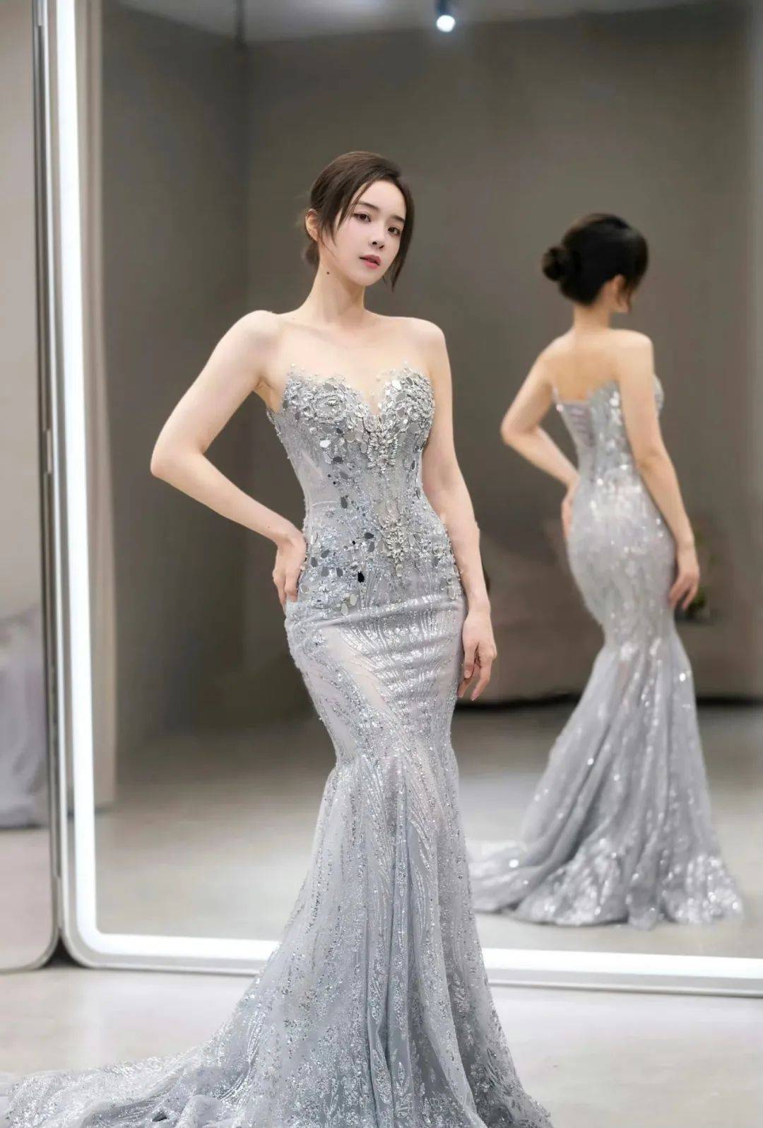 余霜 | 穿透视装，身材曲线婀娜，当主持信手拈来