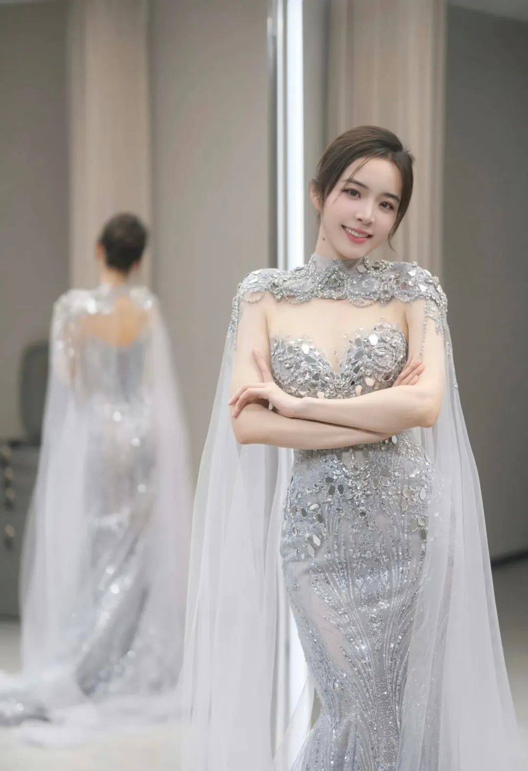 余霜 | 穿透视装，身材曲线婀娜，当主持信手拈来