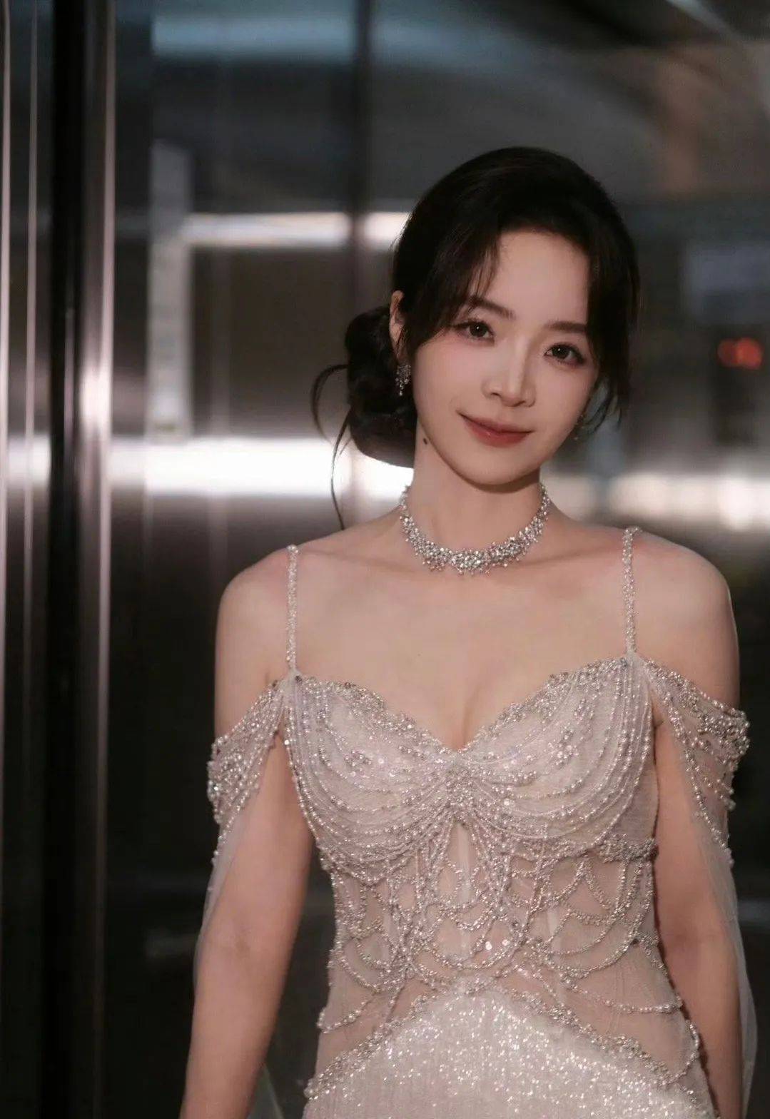 余霜 | 穿透视装，身材曲线婀娜，当主持信手拈来