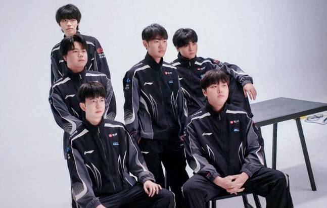 【一竞技1JingJi】LOL：LPL首支至臻全华班诞生 AL新教练打脸Tabe